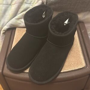 NWOT Koolaburra by Ugg short boots